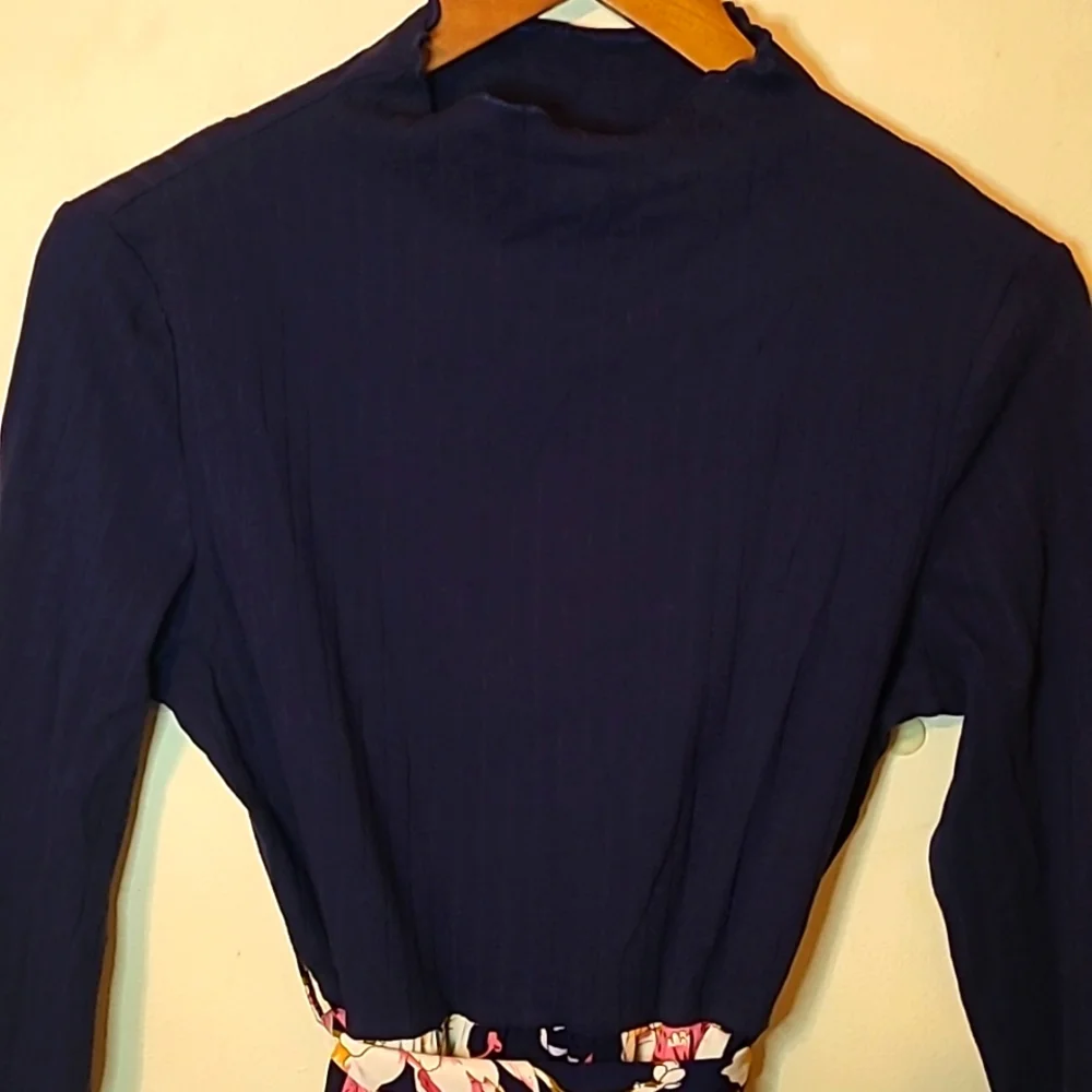NWT navy and floral mock-neck flowy floral dress, size medium. - Picture 7 of 9